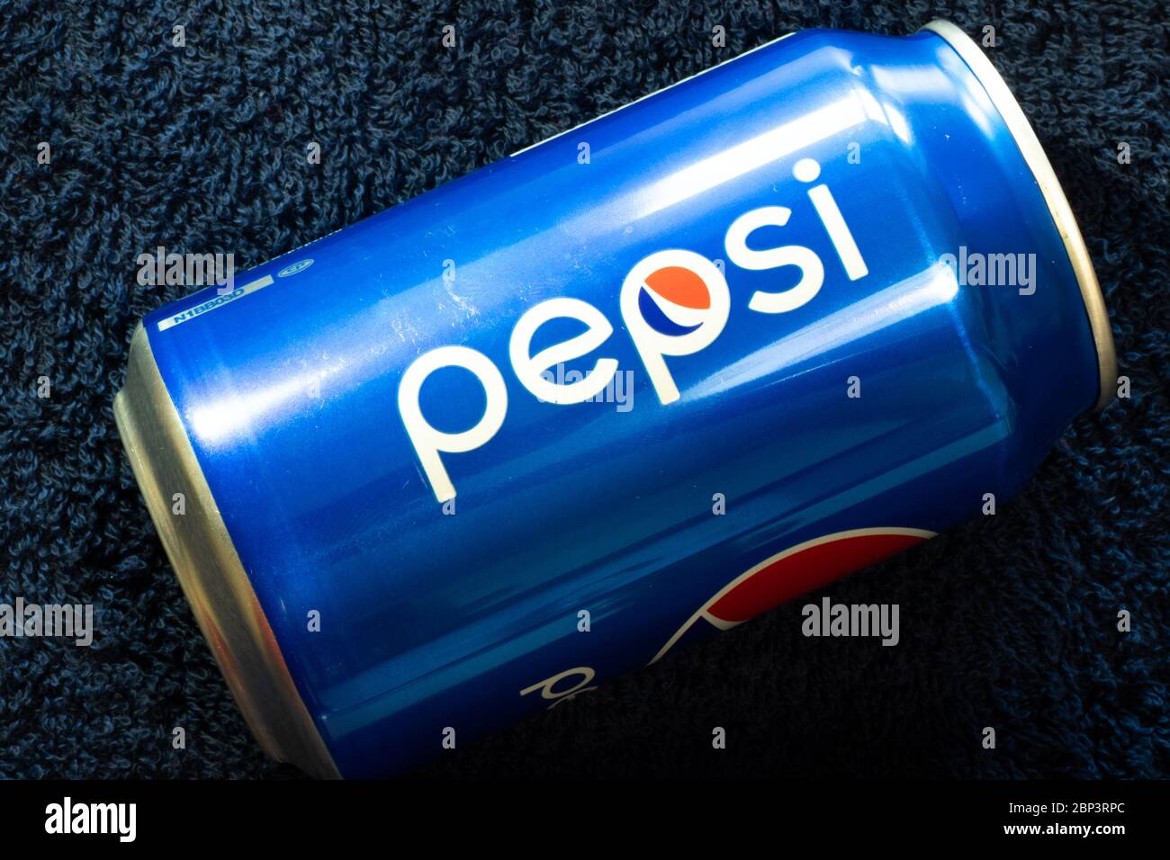 New York, USA - 15 maggio 2020: Vista dall'alto della lattina di Pepsi. Logo del marchio, editoriale illustrativo Foto Stock