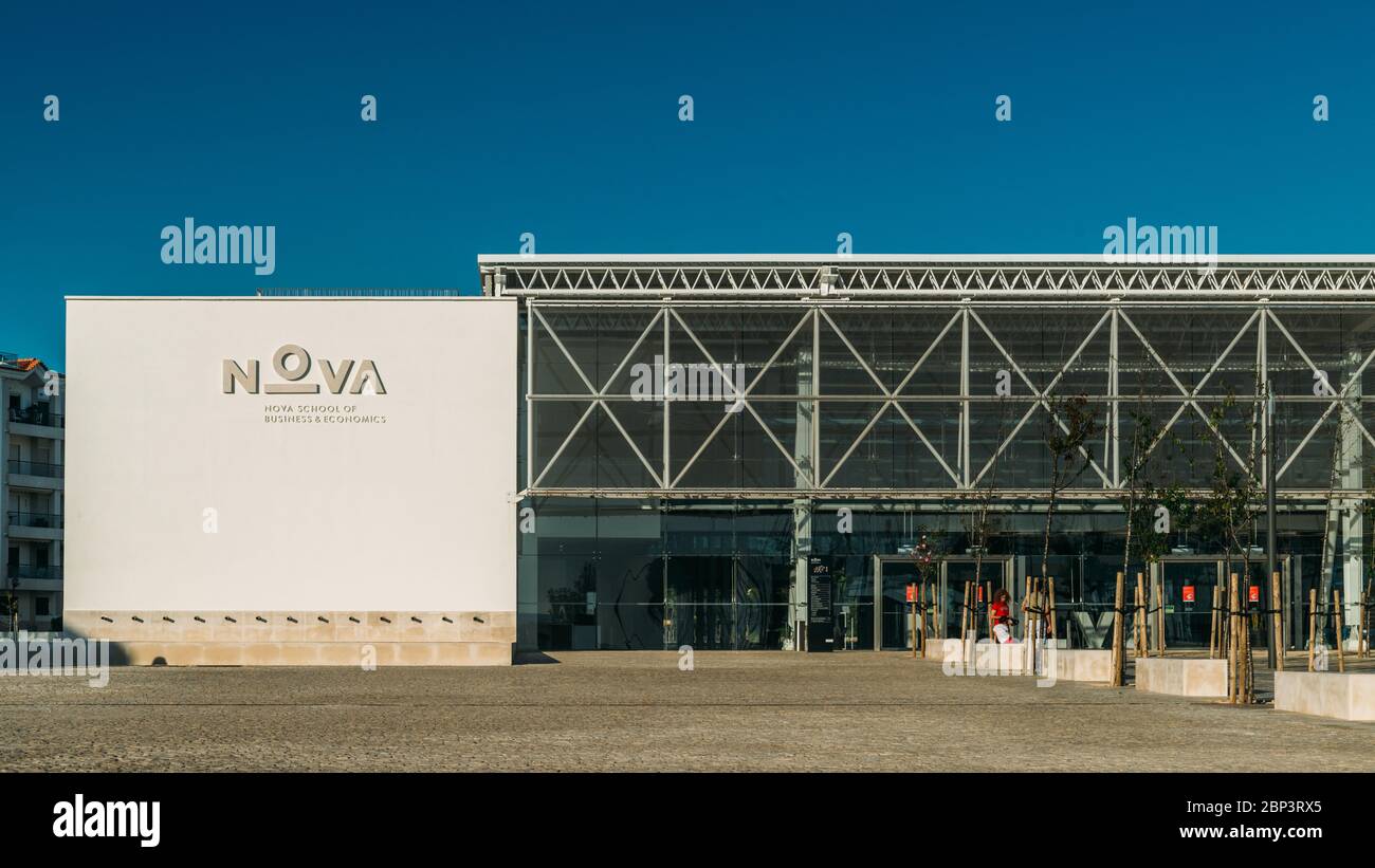 Ingresso principale della Nova University, scuola di economia e di istruzione esecutiva. Nuova architettura modernista all'avanguardia. Foto Stock