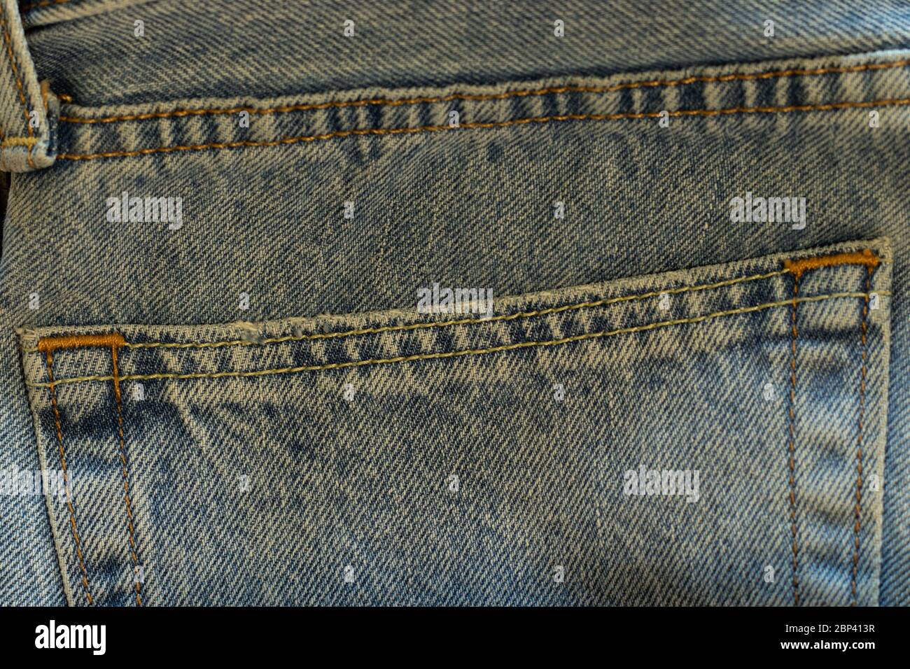 Jeans blu retro grande tasca primo piano. Foto macro con texture denim. Sfondo con spazio di copia. Foto Stock