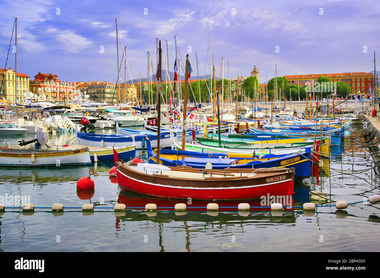Nizza, Francia - 11 giugno 2019 - Barche da pesca attraccate nel porto lungo la Costa Azzurra sul Mar Mediterraneo a Nizza, Francia. Foto Stock