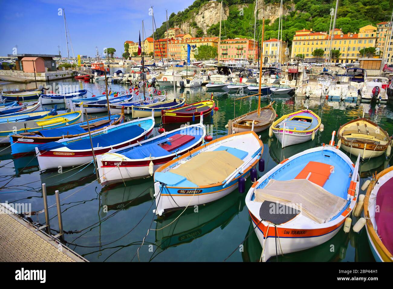 Nizza, Francia - 11 giugno 2019 - Barche da pesca attraccate nel porto lungo la Costa Azzurra sul Mar Mediterraneo a Nizza, Francia. Foto Stock