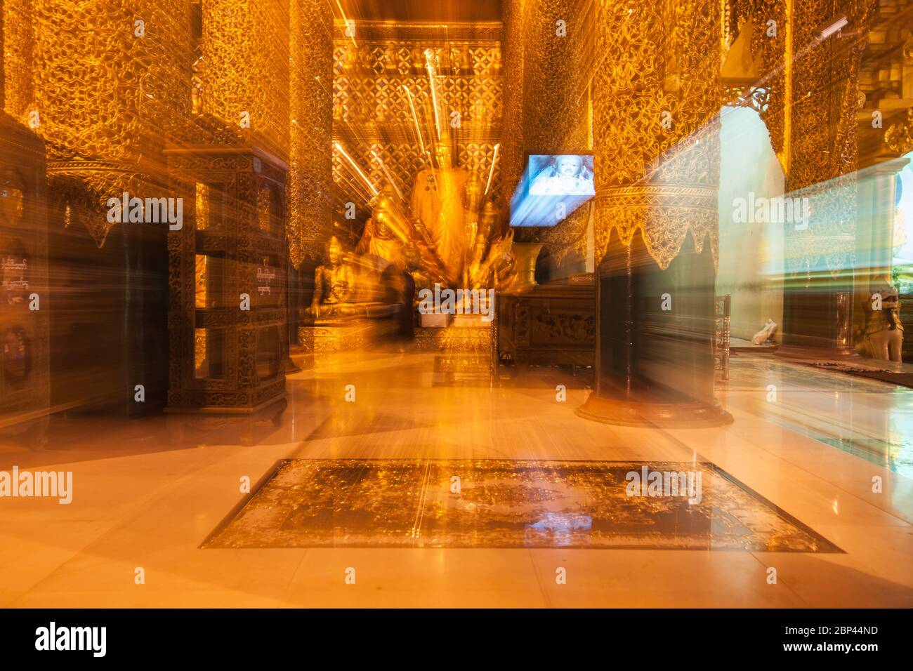 Foto astratte buddhiste alla luce dorata di Shwedagon Pagoda e linee di guida e convergenti con effetto mistico. Foto Stock