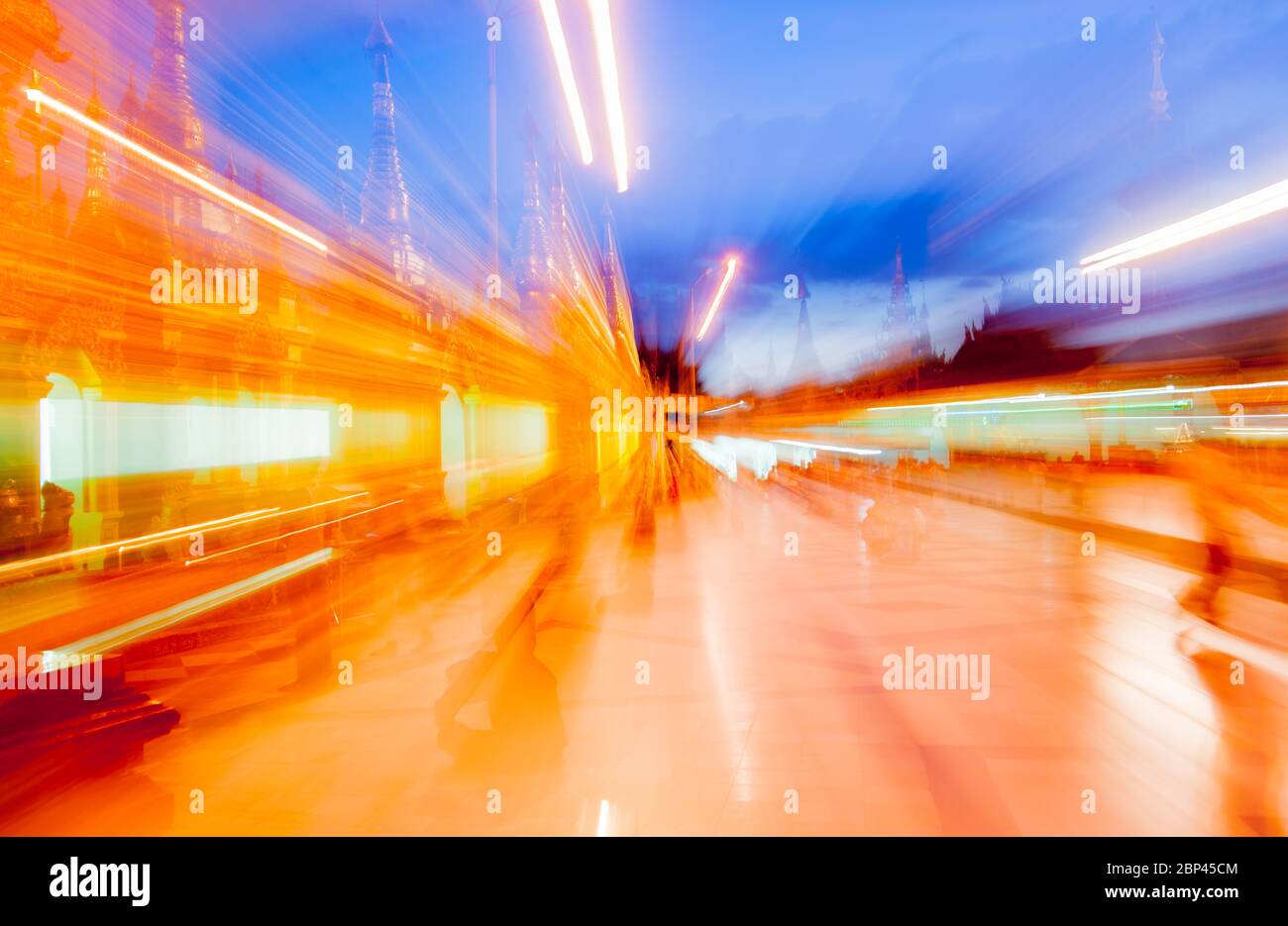Buddisti Foto Astratte A Shwedagon Pagoda Luce Dorata E Linee Di Guida E Convergenti Con Effetto Mistico Foto Stock Alamy