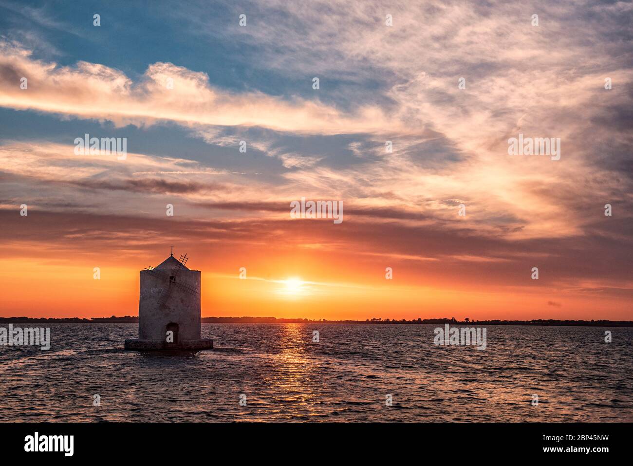 Orbetello, Grosseto, Parco della Maremma, Toscana. Il tramonto al Mulino d'Orbetello fu costruito dai senesi nel XV secolo per macinare il grano Foto Stock