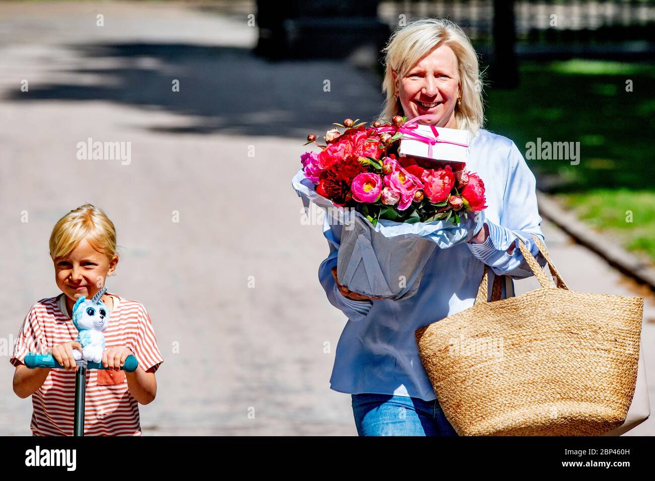 Ellen Joosten seguito da un bambino porta i fiori al Paleis Huis Ten Bosch per il 49° compleanno della regina Maxima. Foto Stock