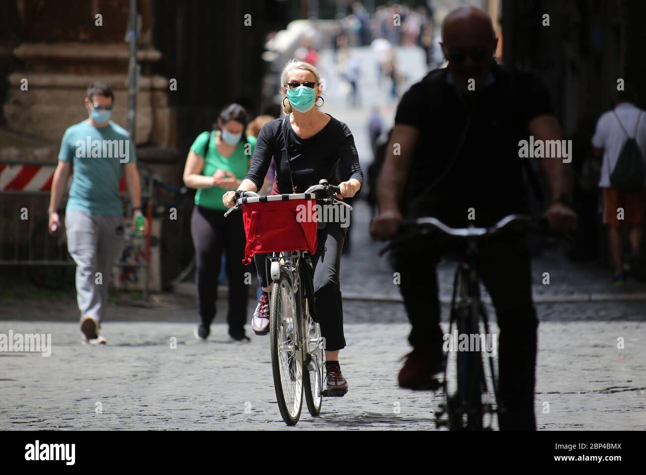 Roma, Italia, 17 maggio 2020: Donna in bicicletta cammina per le strade di Roma, nell'ultimo giorno di lockdown dopo quasi 3 mesi di quarantena per causa della pandemia Covid-19. Foto Stock