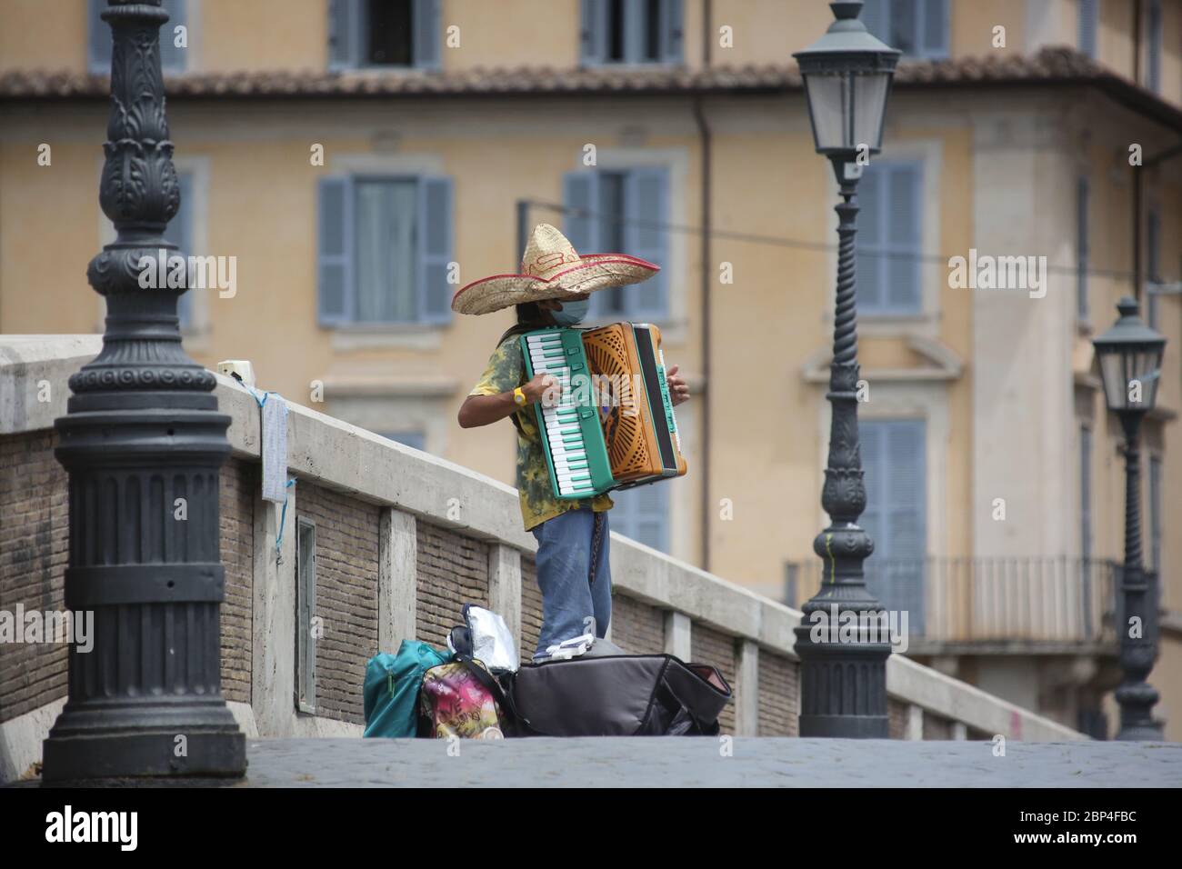 Suona la fisarmonica immagini e fotografie stock ad alta risoluzione