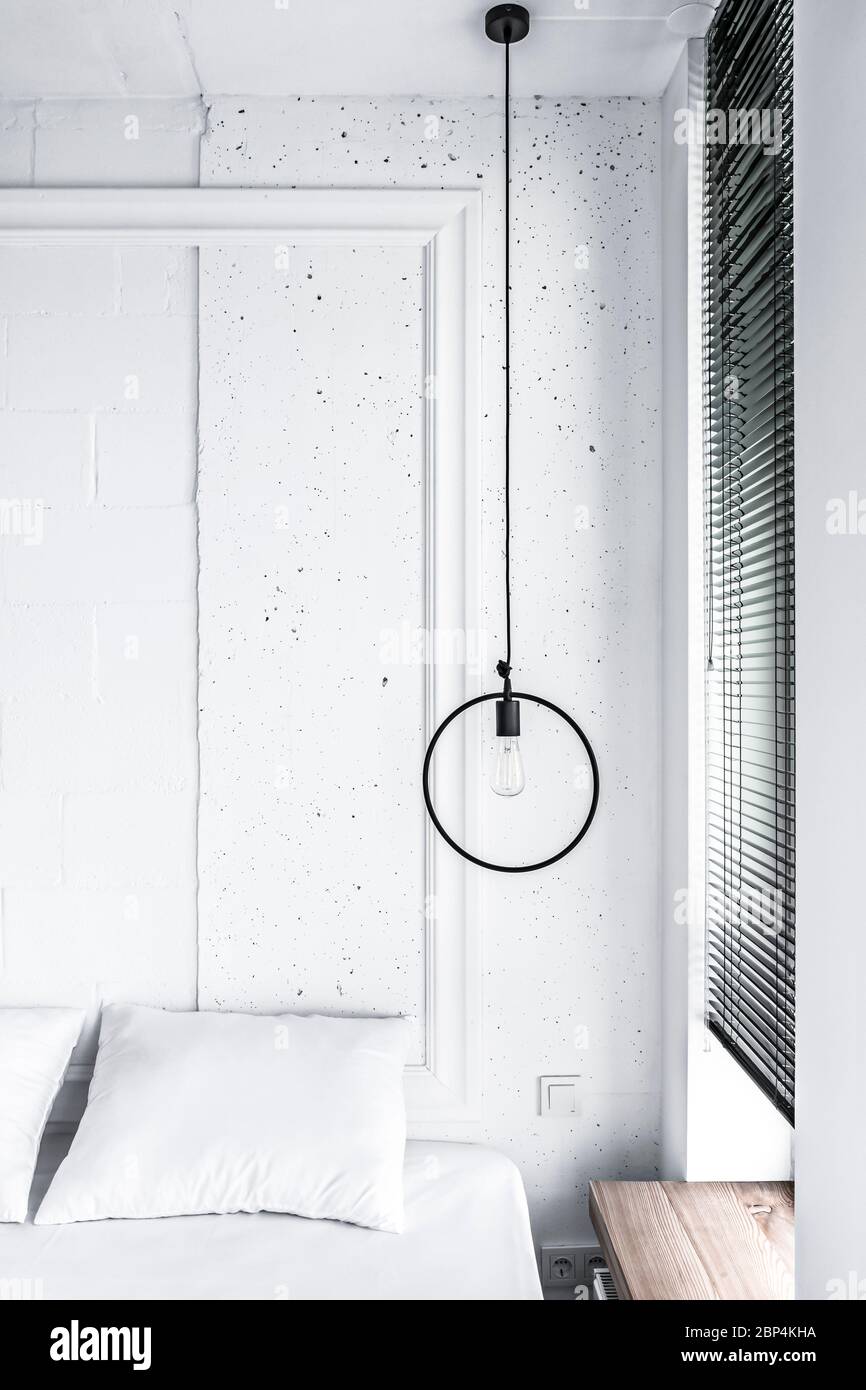 Interni bianchi con accenti neri e geometria pura nei dettagli Foto Stock