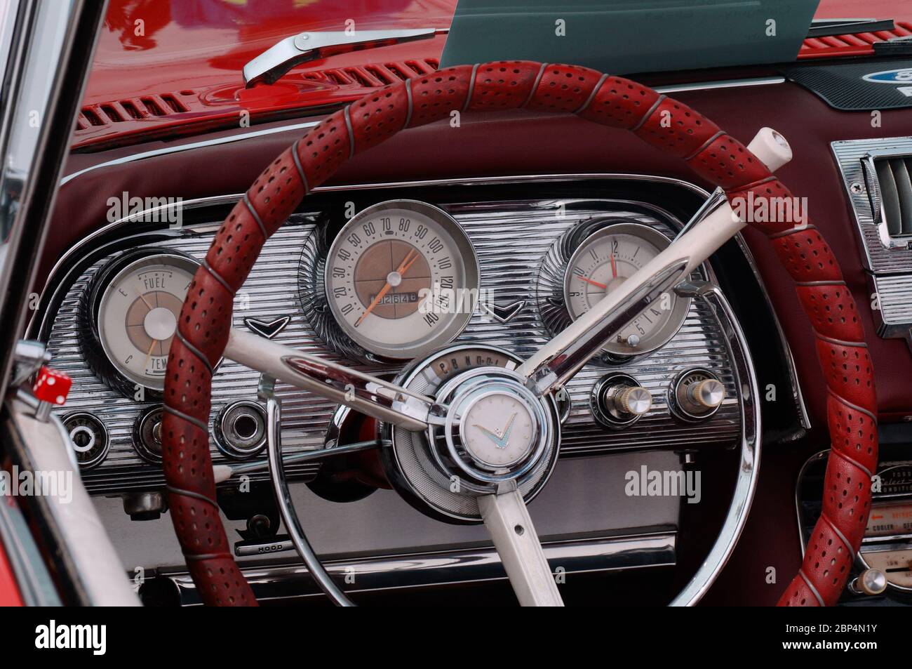 TORONTO, CANADA - 08 18 2018: Volante, tachimetro, carburante, quadranti dell'orologio, leva del cambio, pannello anteriore del 1960 Ford Thunderbird convertibile oldtimer Foto Stock