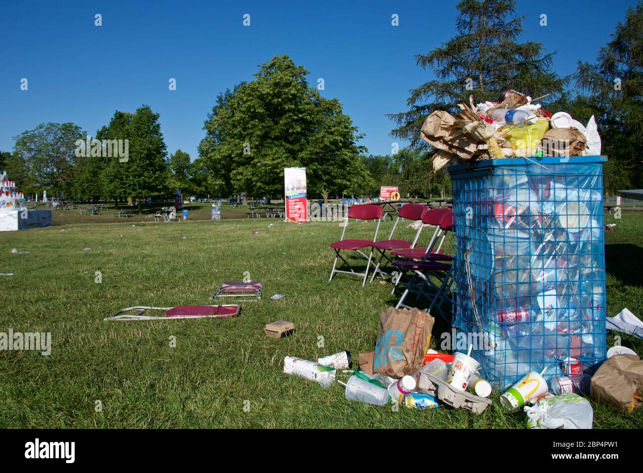 Markham, Ontario / Canada - 01 luglio 2017: Problemi di inquinamento - giorno dopo la festa a Milne Dam Conservation Park, Markham, Ontario, Canada. Foto Stock