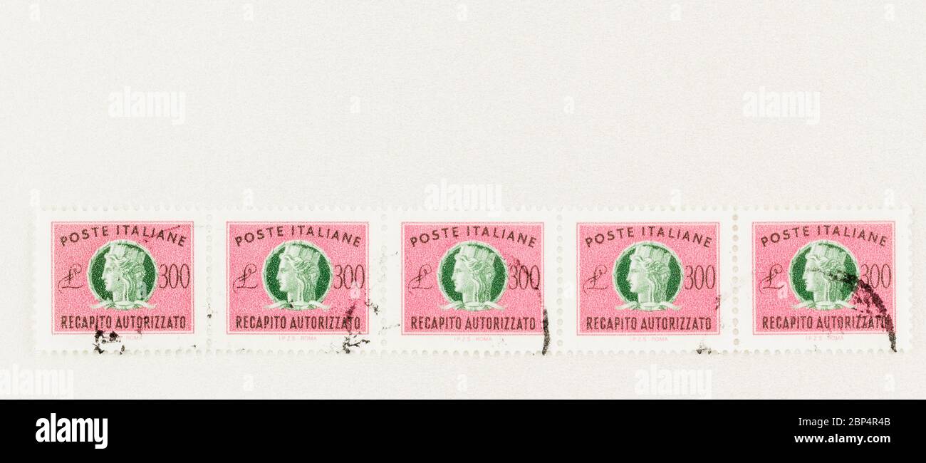 SEATTLE WASHINGTON - 16 maggio 2020: Striscia di francobolli usati rosa e verde italiano 300 lira 1987 con Siracusa, con spazio per la copia. N. Scott EY 16 Foto Stock