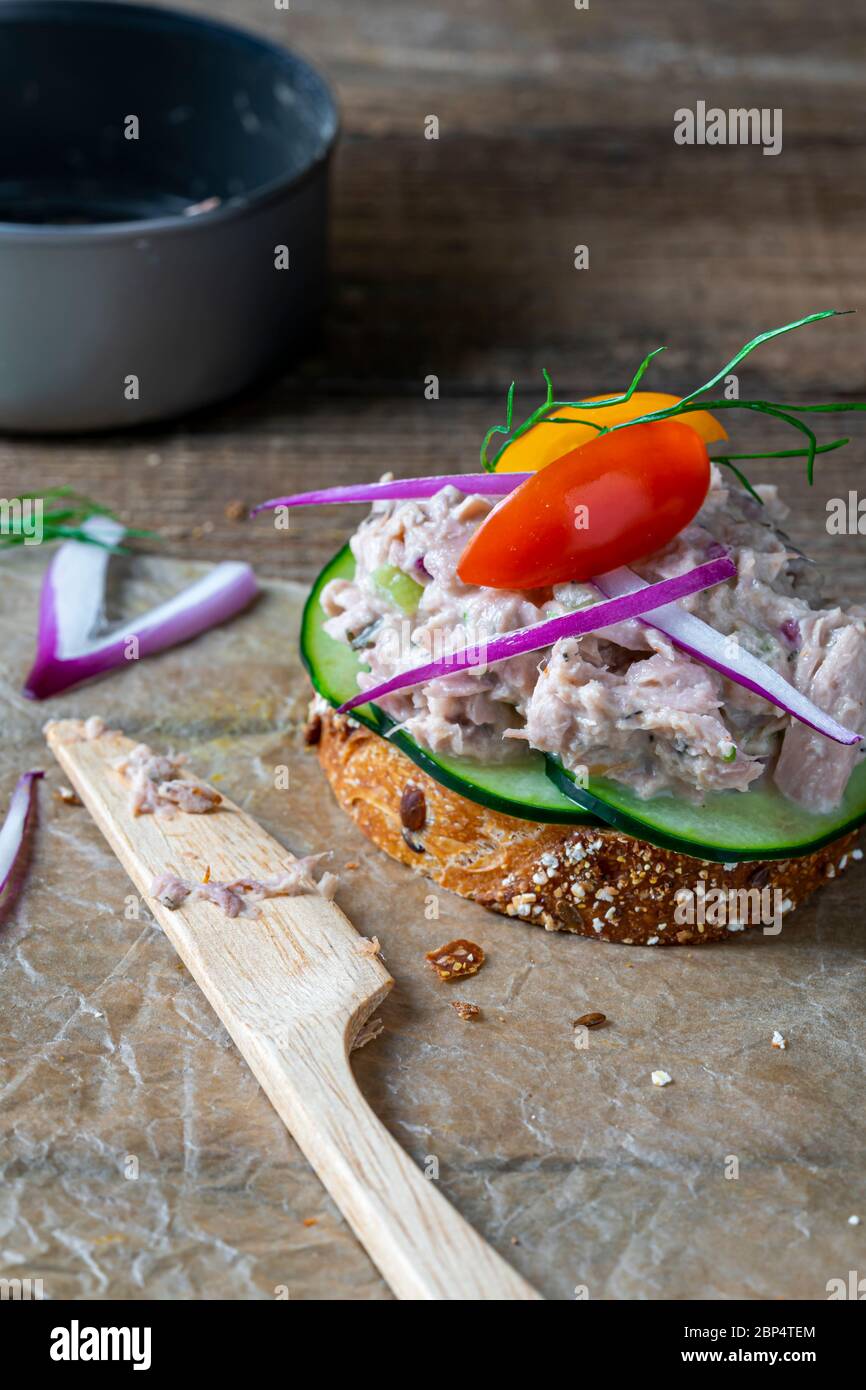 Insalata di tonno su pane intero a fette. Foto Stock