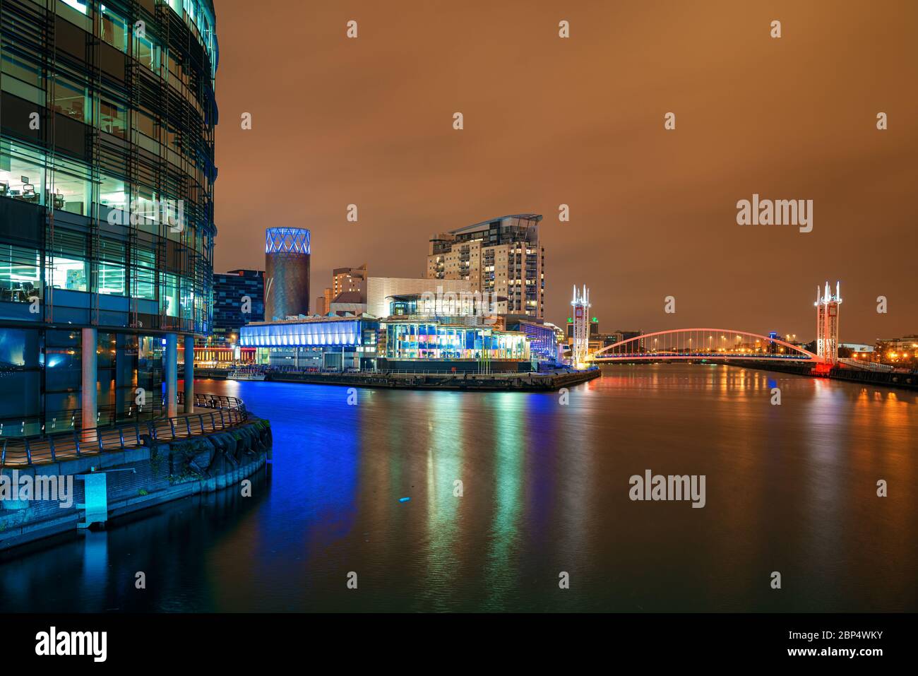 Quartiere degli affari di Salford Quays di notte a Manchester, Inghilterra, Regno Unito Foto Stock