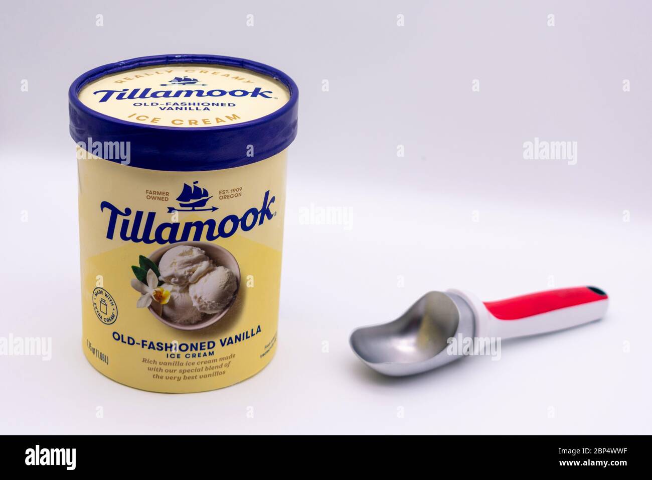 Tillamook tubo vecchio stile per gelato alla vaniglia. Paletta per gelato sfocata. Sfondo bianco - San Jose, CA, Stati Uniti d'America - 2020 Foto Stock