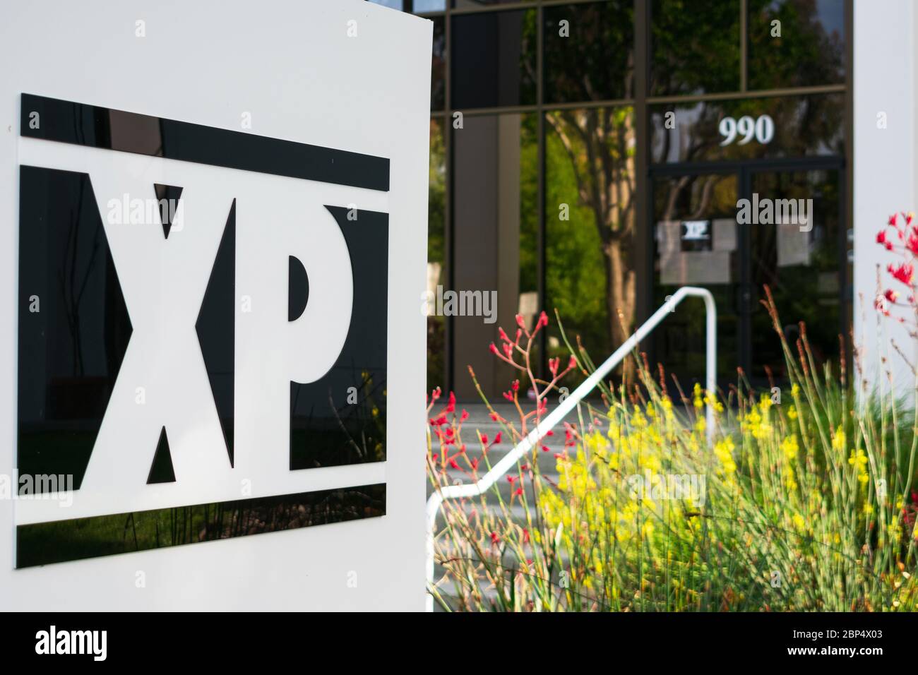 Logo XP all'ingresso sfocato della sede centrale di XP Power. XP Power è produttore e fornitore di sistemi di controllo di potenza critici - Sunnyvale, CA, USA - 2 Foto Stock