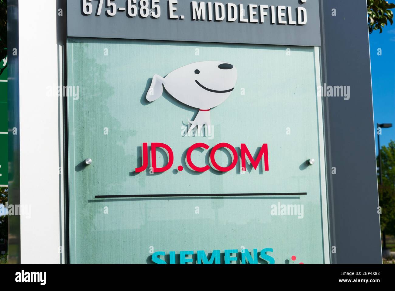 JD.com logo e mascotte per cani sul cartello del campus della società di e-commerce cinese in Silicon Valley - Mountain View, California, USA - 2020 Foto Stock
