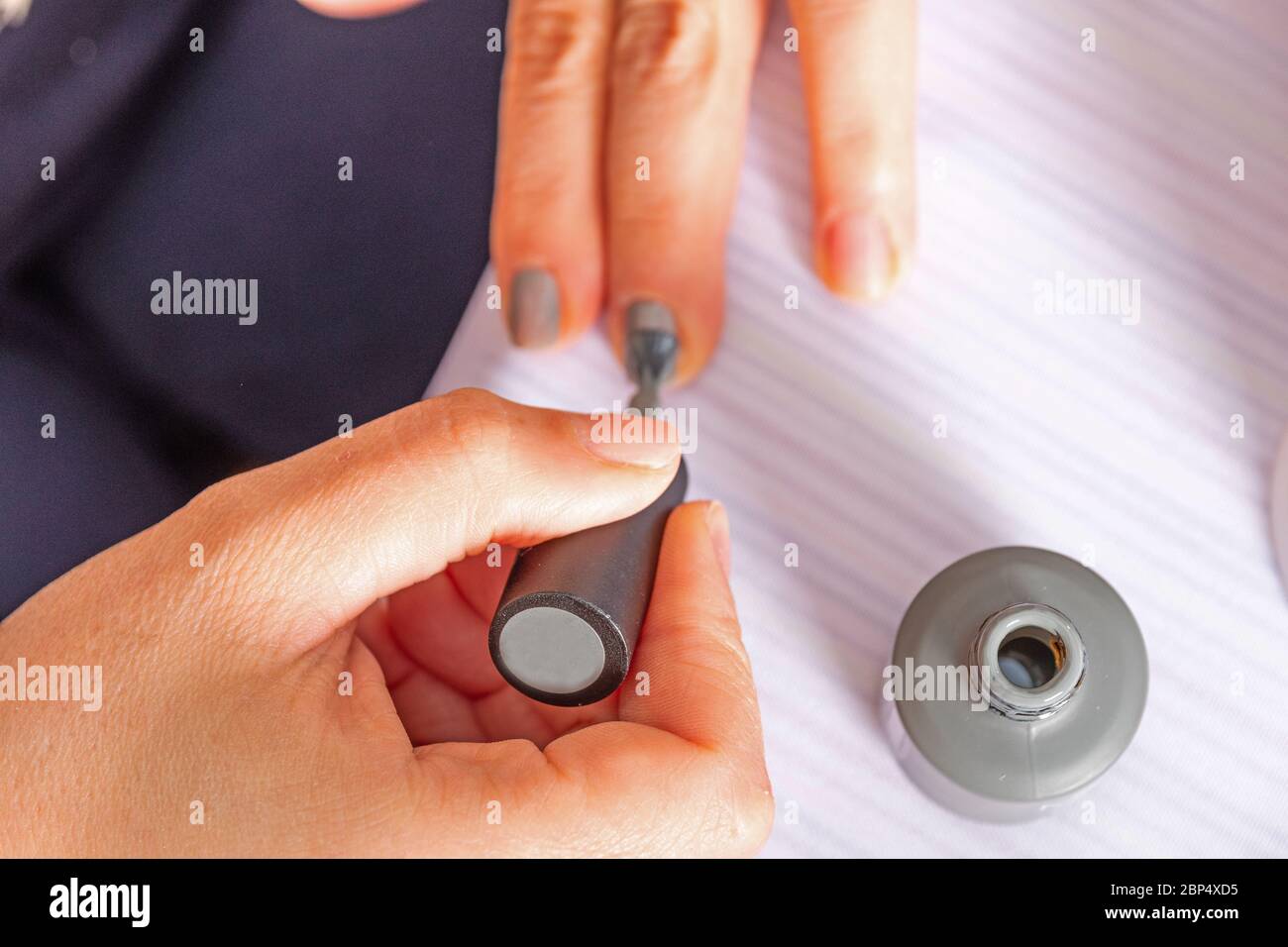 mani di manicure che lavorano con materiali e attrezzi Foto Stock