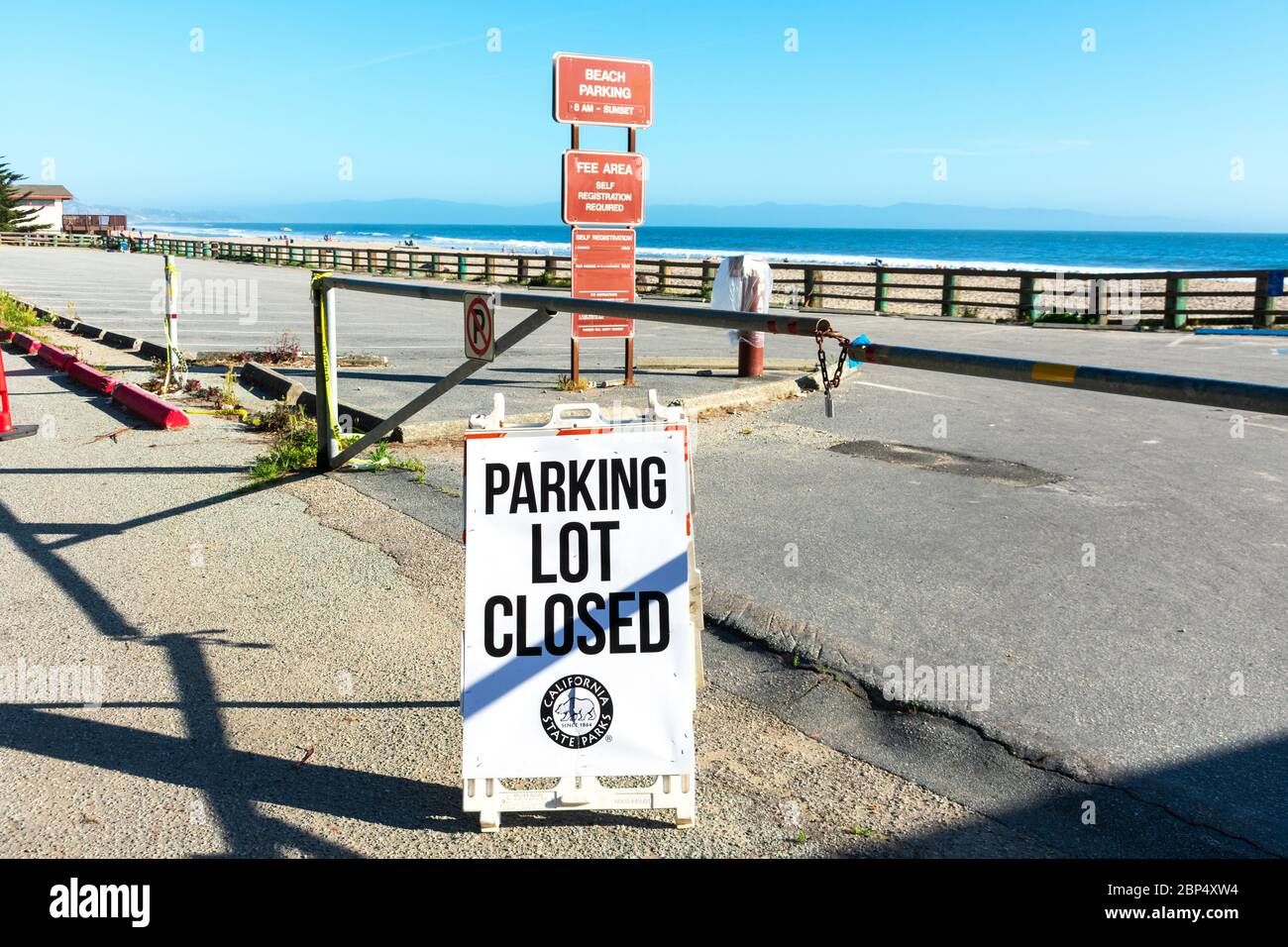 Cartello di parcheggio chiuso all'entrata del parcheggio del Sunset state Beach state Park sulla costa dell'Oceano Pacifico - Santa Cruz, California, USA - Apr Foto Stock