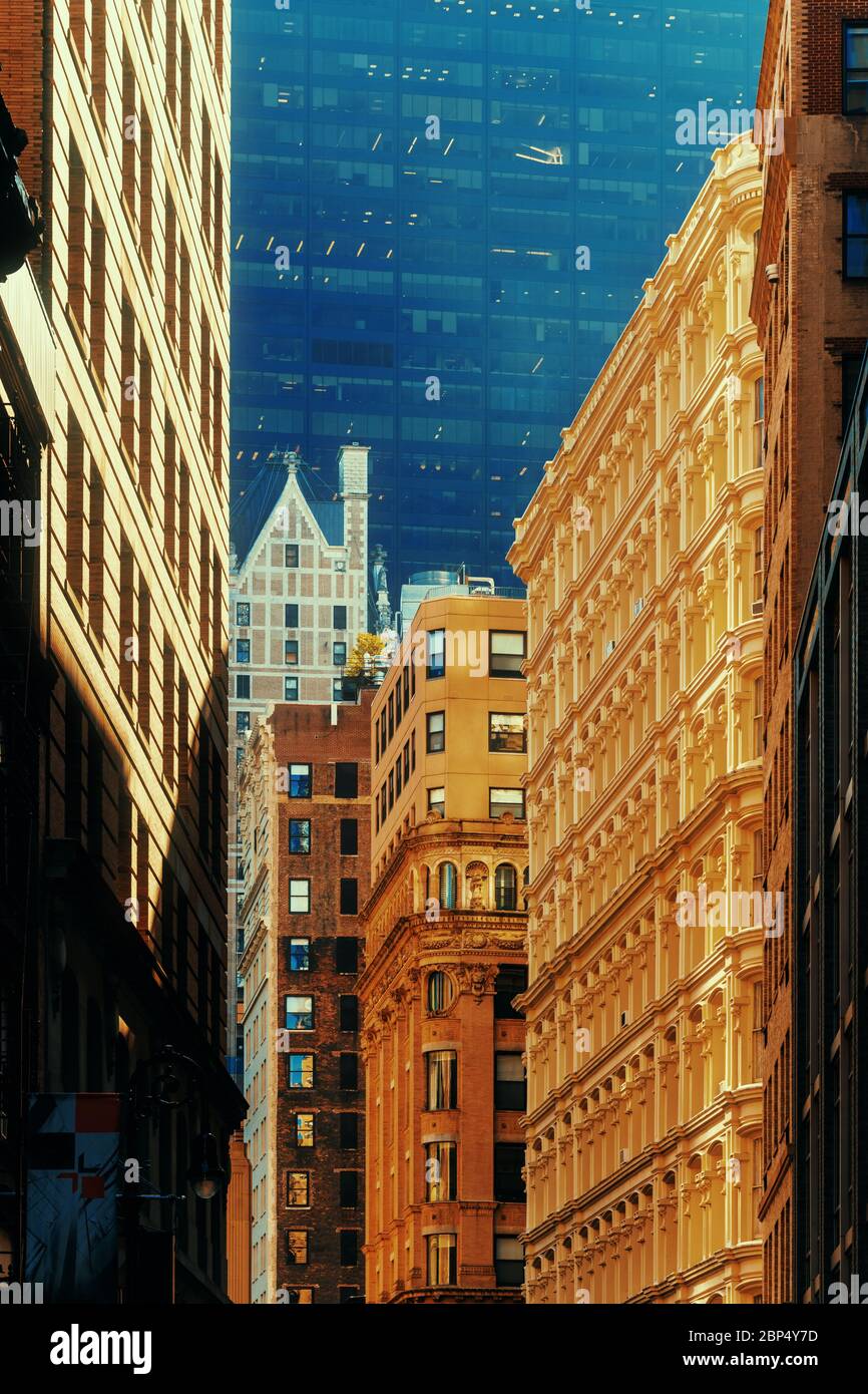 Vista sulla strada urbana di New York City con architettura storica al tramonto Foto Stock