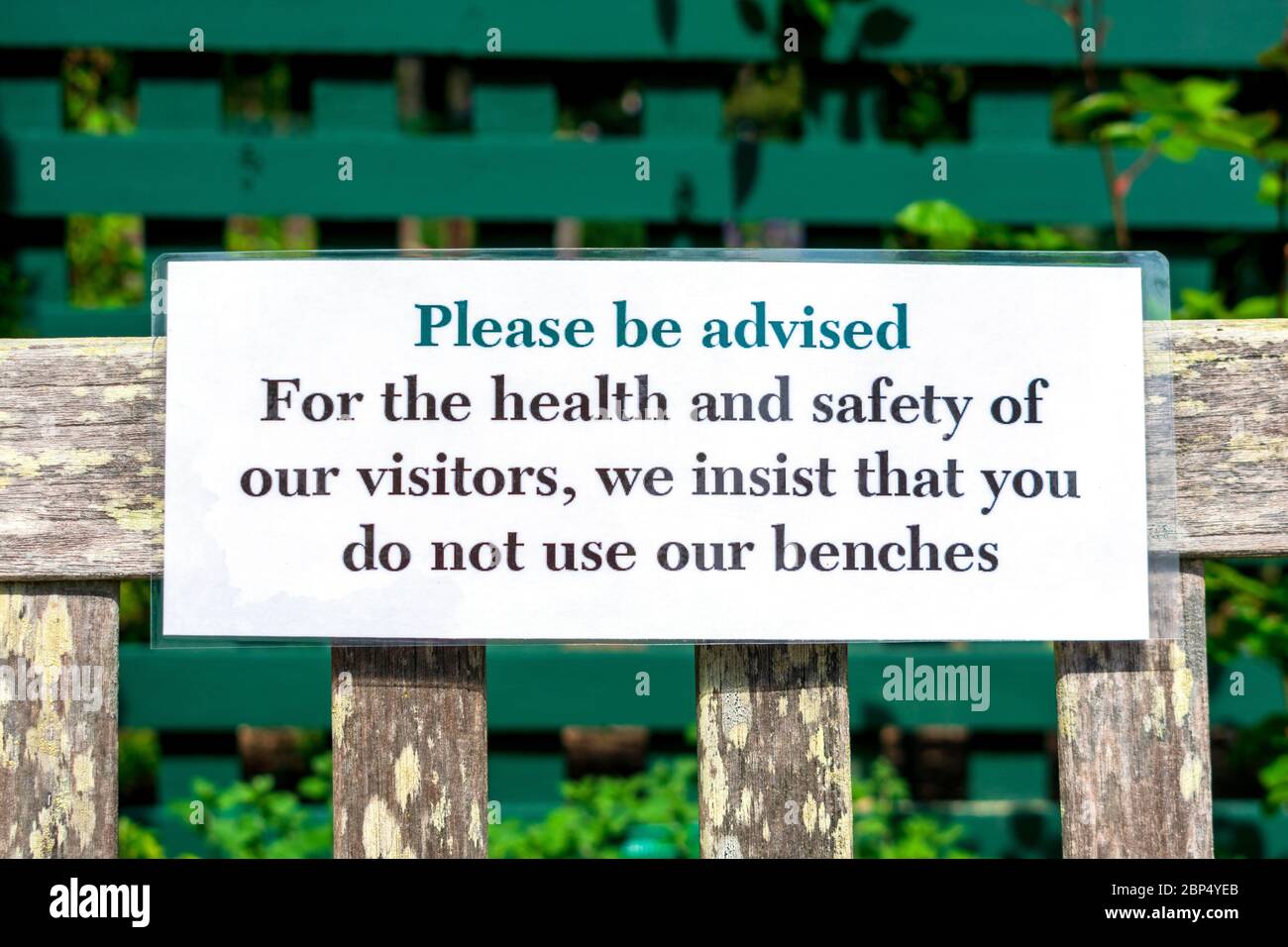 Avviso informare i visitatori del parco pubblico non utilizzare panchine per la salute e la sicurezza. Foto Stock