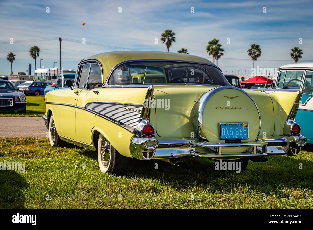 Daytona Beach, FL / USA- 24 novembre 2018: 1957 giallo Chevrolet 4 porte berlina hardtop a Daytona autunno 2018 corsa Turchia. Foto Stock