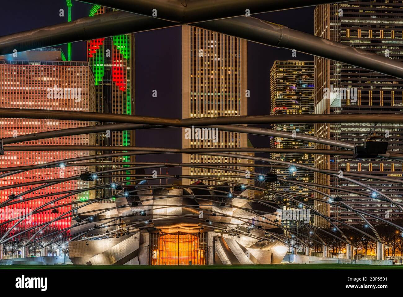 Chicago Millenium Park, Jay Pritzker Pavilion Chicago, Illinois, USA 12 2017 dicembre: Chicago Millennium Park, Jay Pritzker Pavilion di notte per ed Foto Stock