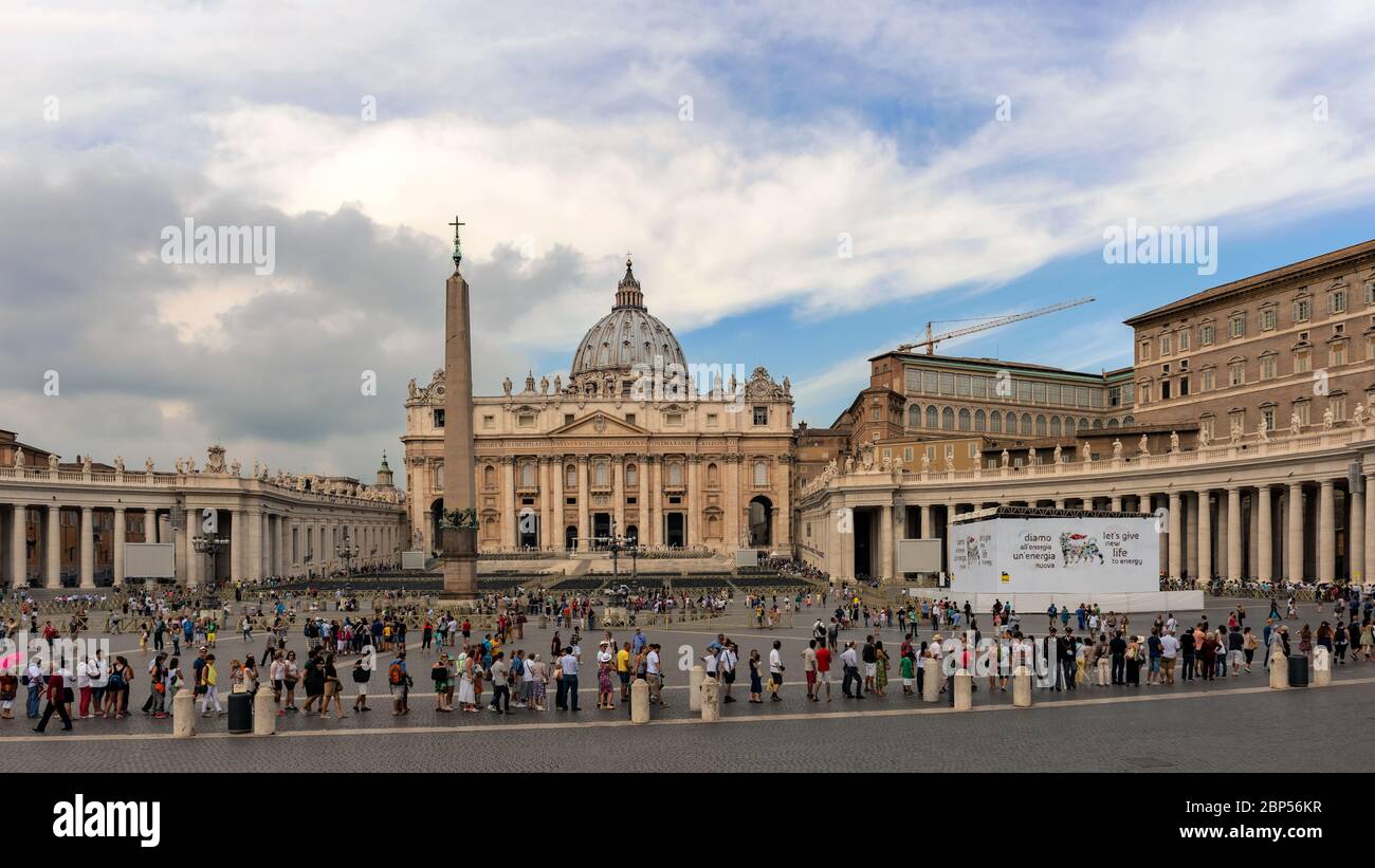 Roma - 31 agosto 2014: Turisti in visita alla Basilica di San Pietro a Roma. Foto Stock
