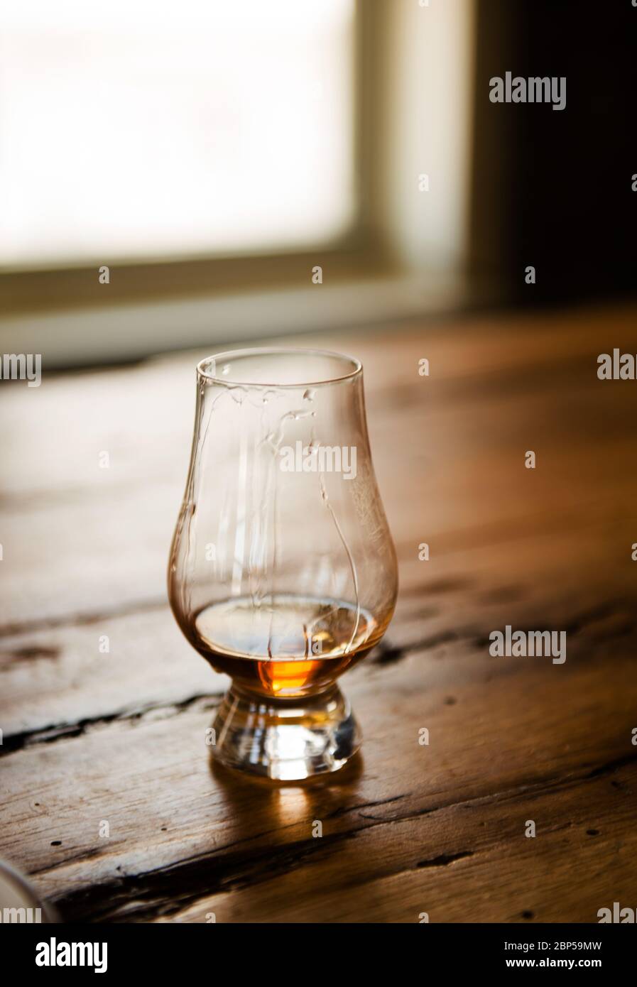 Bicchiere di degustazione di whisky con whisky Foto Stock