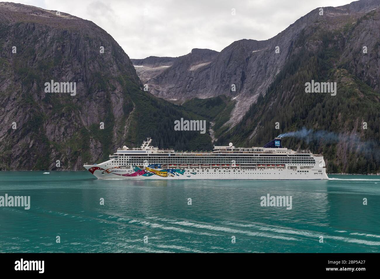 NCL's Norwegian Jewel vela in Tracy Arm Fjord in Alaska, Stati Uniti Foto Stock