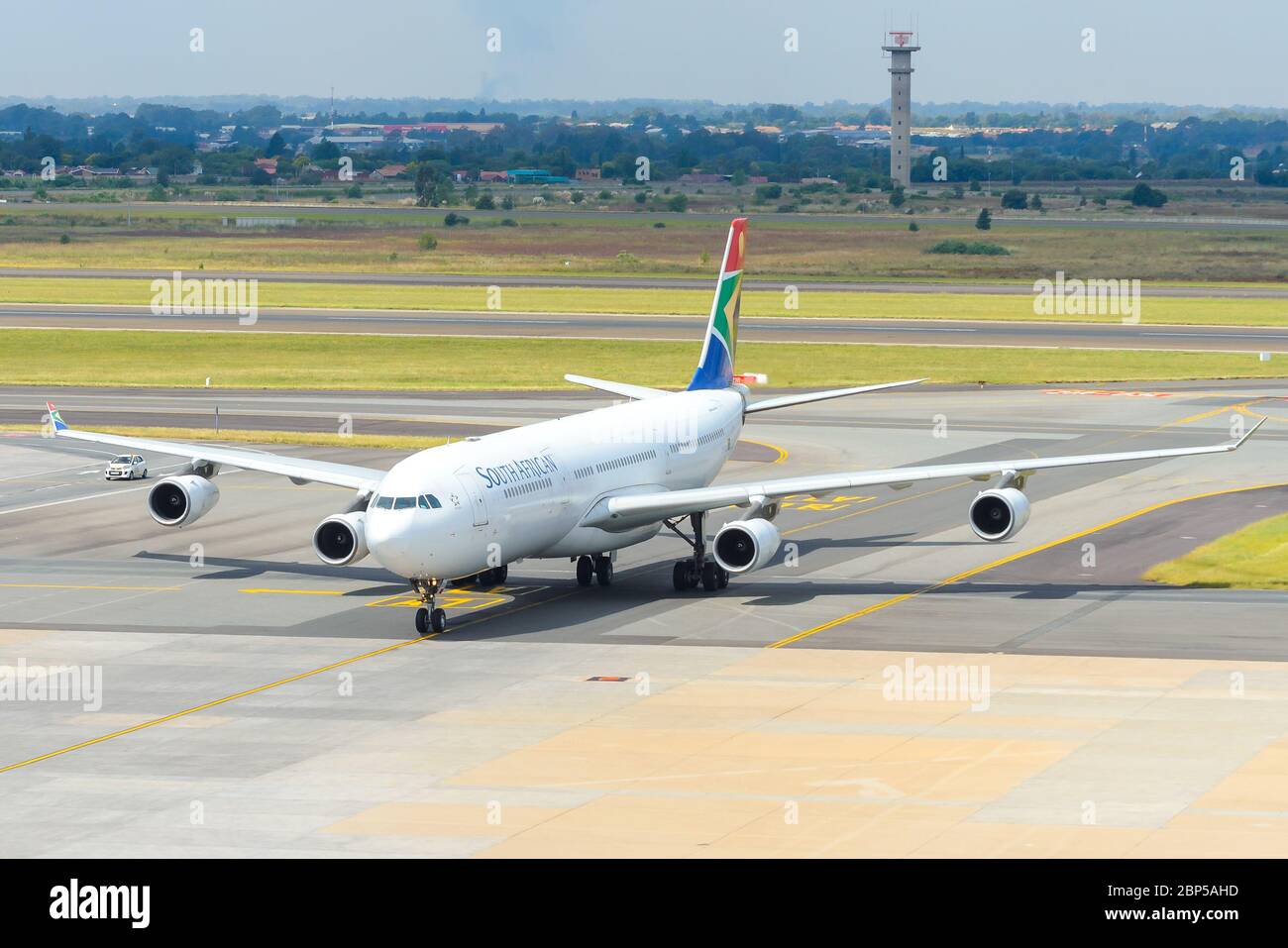 South African Airways Airbus A340 all'aeroporto O. R. Tambo. Compagnia aerea in difficoltà finanziarie senza aiuti pubblici. A340-300 registrato come ZS-SXG. Foto Stock