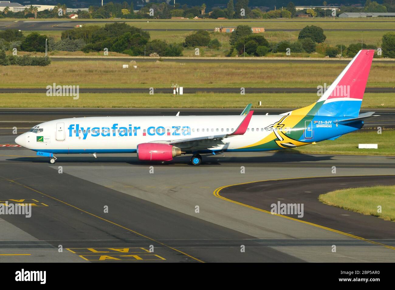 FlySafair Boeing 737 ZS-SJV presso l'aeroporto O. R. Tambo di Johannesburg, Sudafrica. B737 della compagnia aerea low cost Fly Safair che opera voli nazionali. Foto Stock