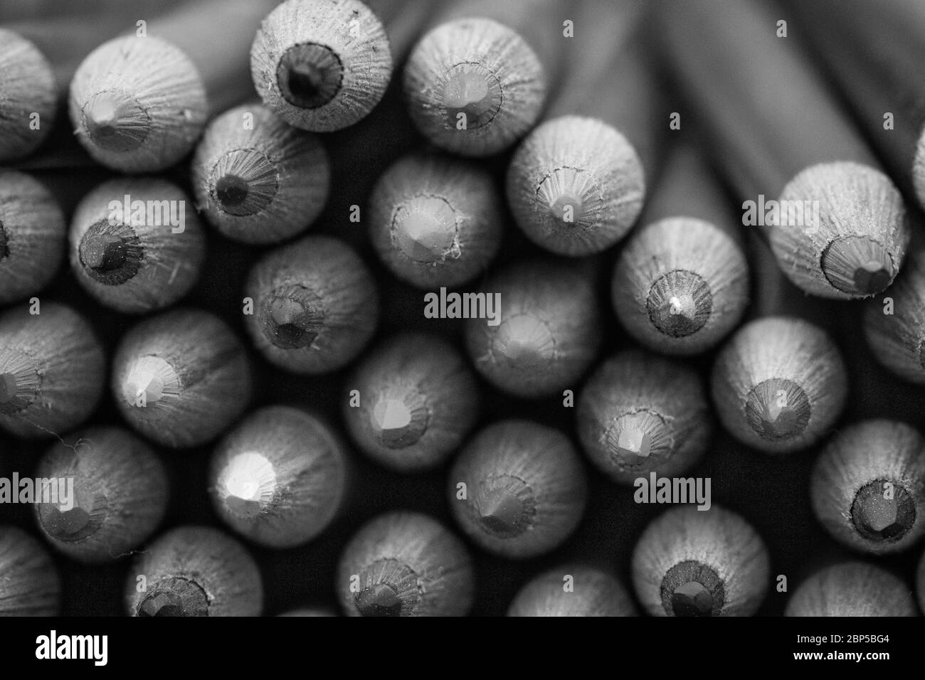 Matite colorate in bianco e nero Foto Stock