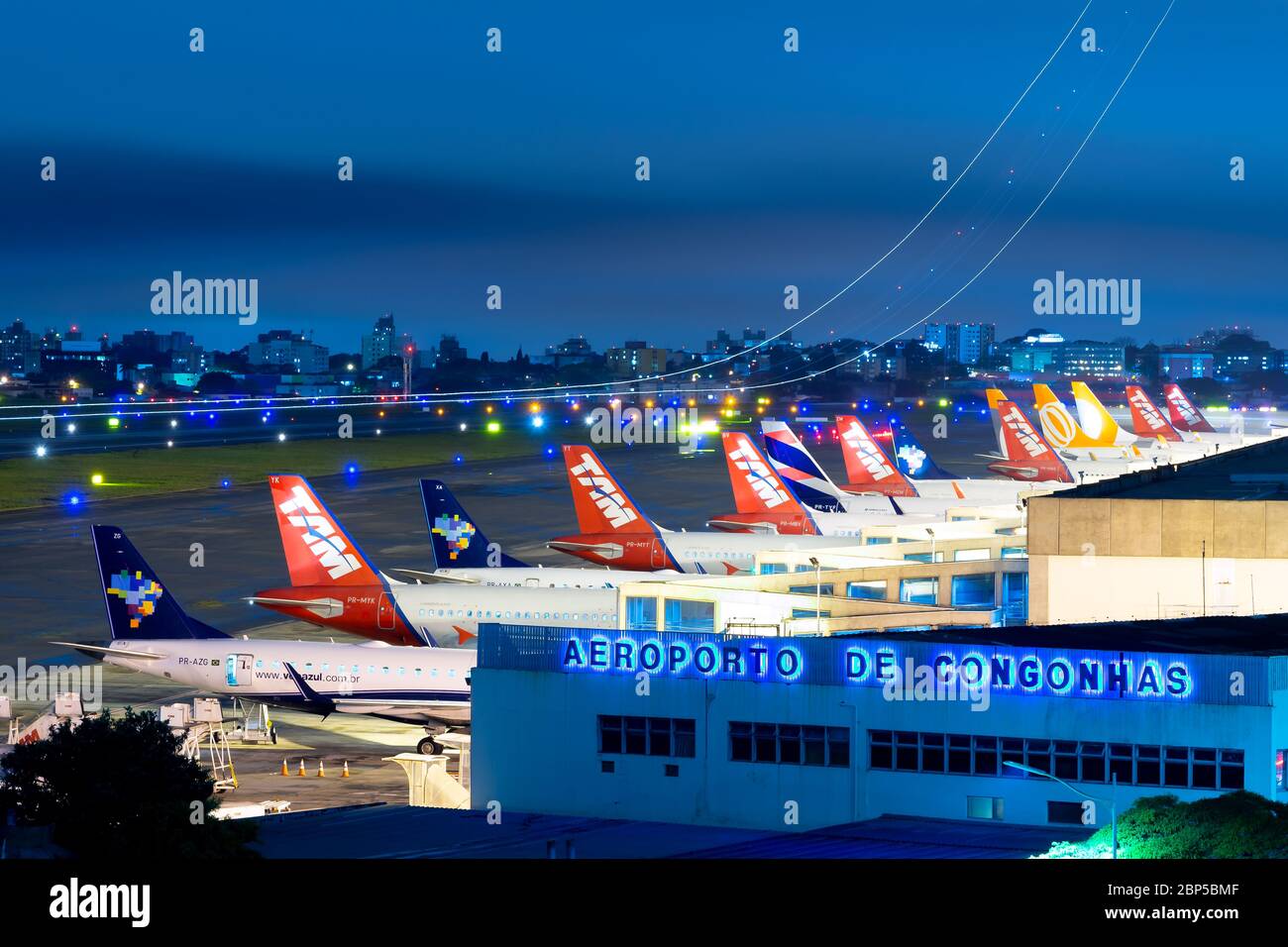 Aeroporto Congonhas di San Paolo che mostra più compagnie aeree brasiliane come Azul, LATAM e Gol Aircraft. Trafficato terminal dell'aeroporto nazionale di notte in Brasile. Foto Stock