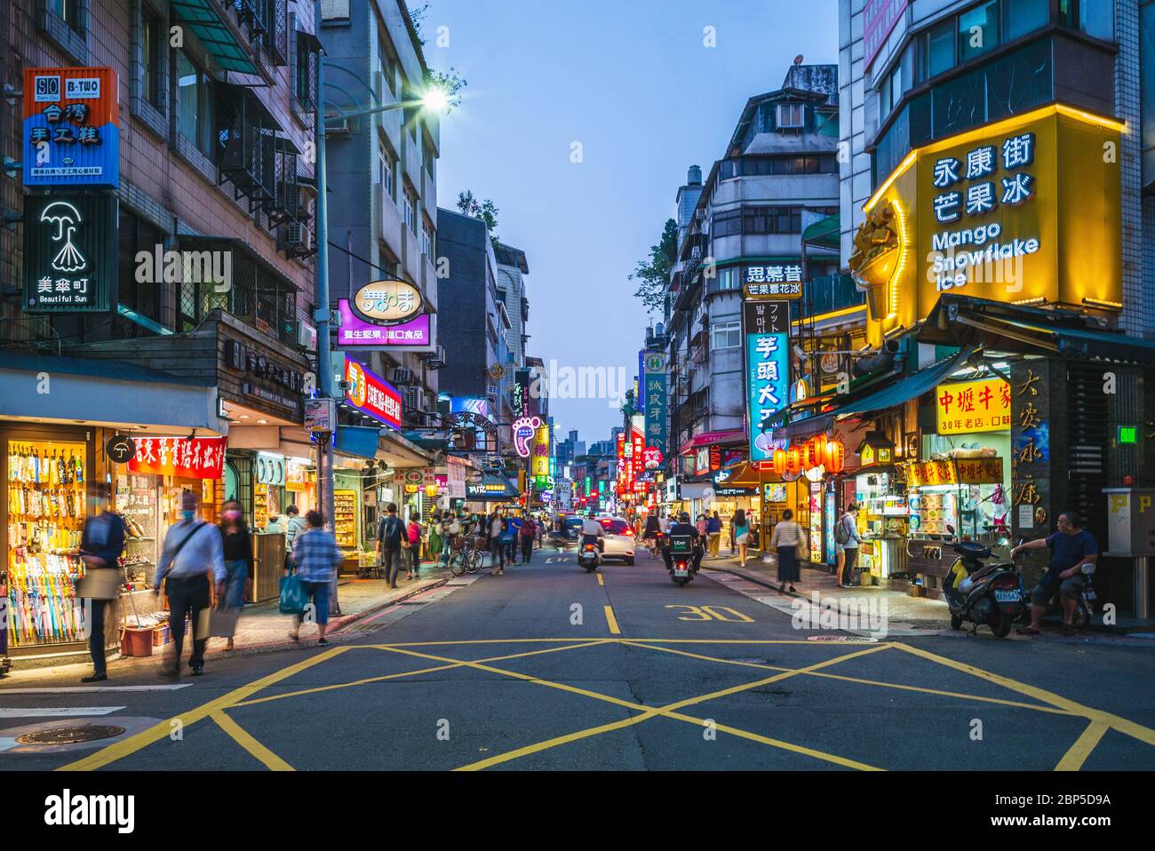 Taipei, Taiwan - 13 maggio 2020: Mercato Notturno di Yongkang Street, famoso per molti ristoranti famosi e spuntini che sono lì, come gnocchi din tai fung, m. Foto Stock