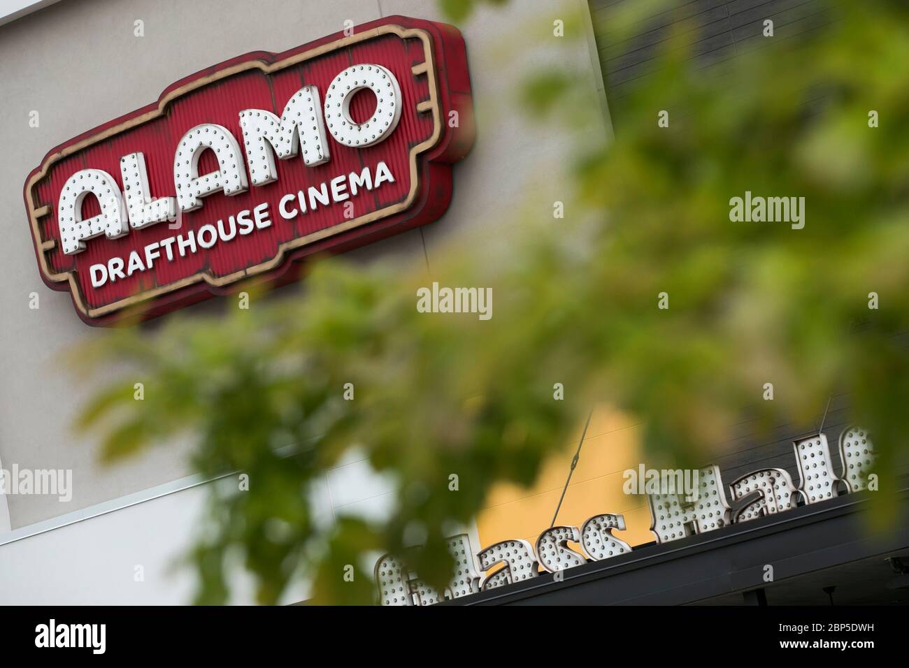 Un logo all'esterno di un cinema Alamo Drafthouse Cinema, situato a Charlottesville, Virginia, il 13 maggio 2020. Foto Stock