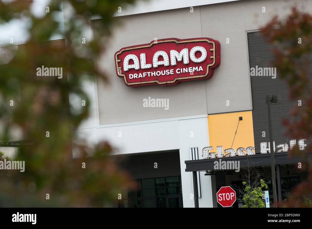 Un logo all'esterno di un cinema Alamo Drafthouse Cinema, situato a Charlottesville, Virginia, il 13 maggio 2020. Foto Stock