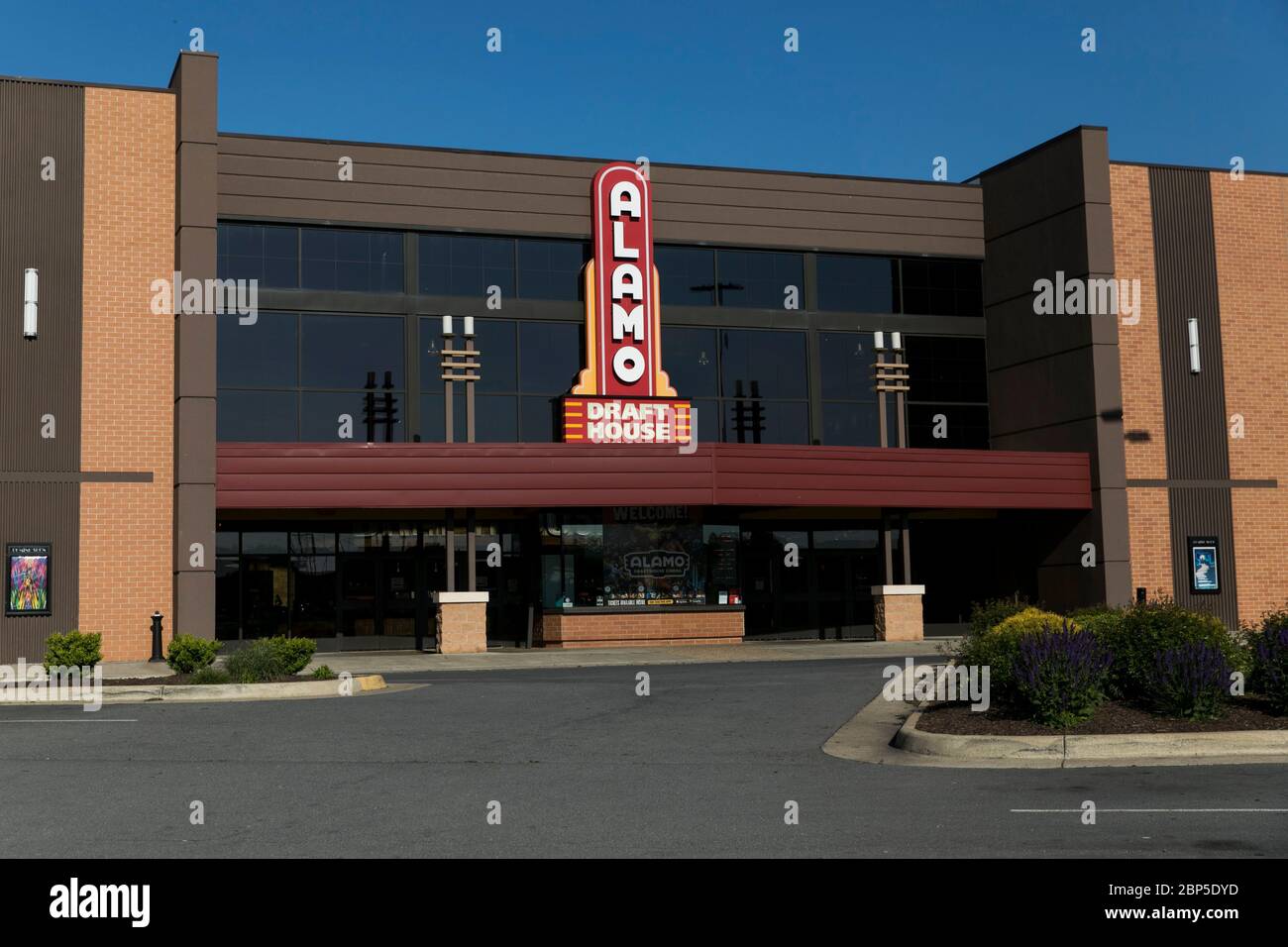 Un logo all'esterno di un cinema Alamo Drafthouse Cinema, situato a Winchester, Virginia, il 13 maggio 2020. Foto Stock