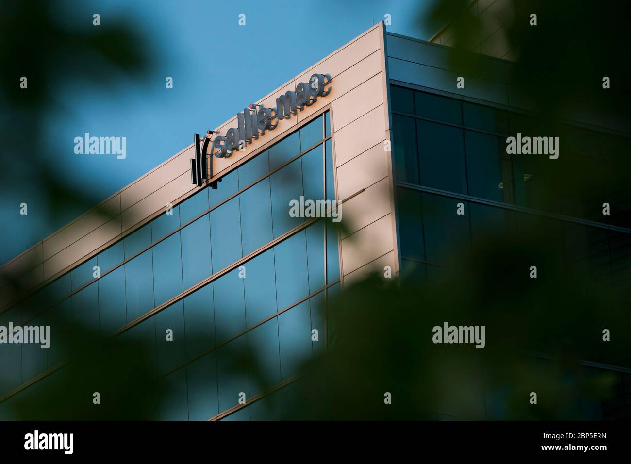 Un logo all'esterno di una struttura occupata da Sallie Mae a Sterling, Virginia, il 13 maggio 2020. Foto Stock