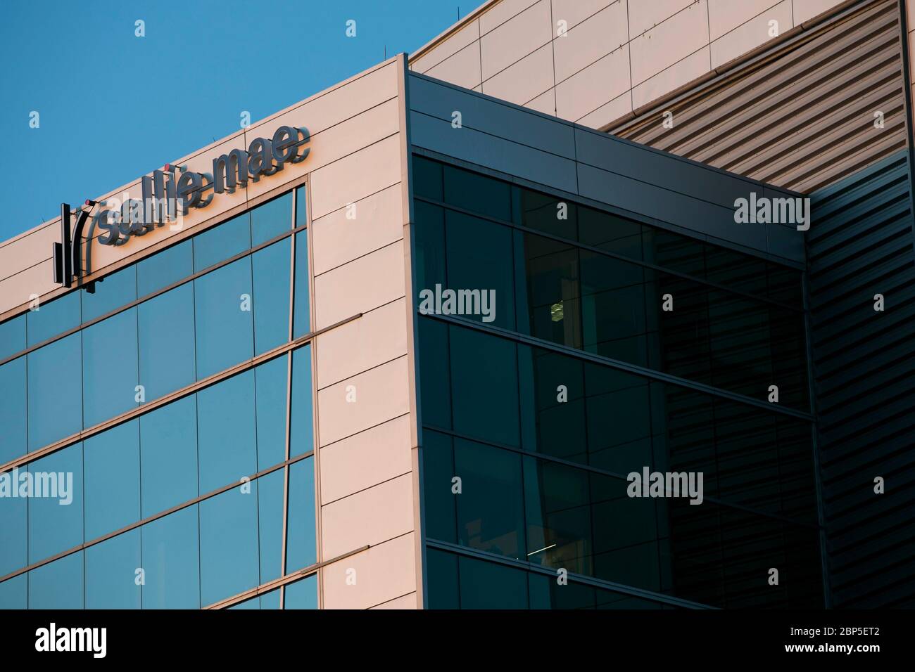Un logo all'esterno di una struttura occupata da Sallie Mae a Sterling, Virginia, il 13 maggio 2020. Foto Stock