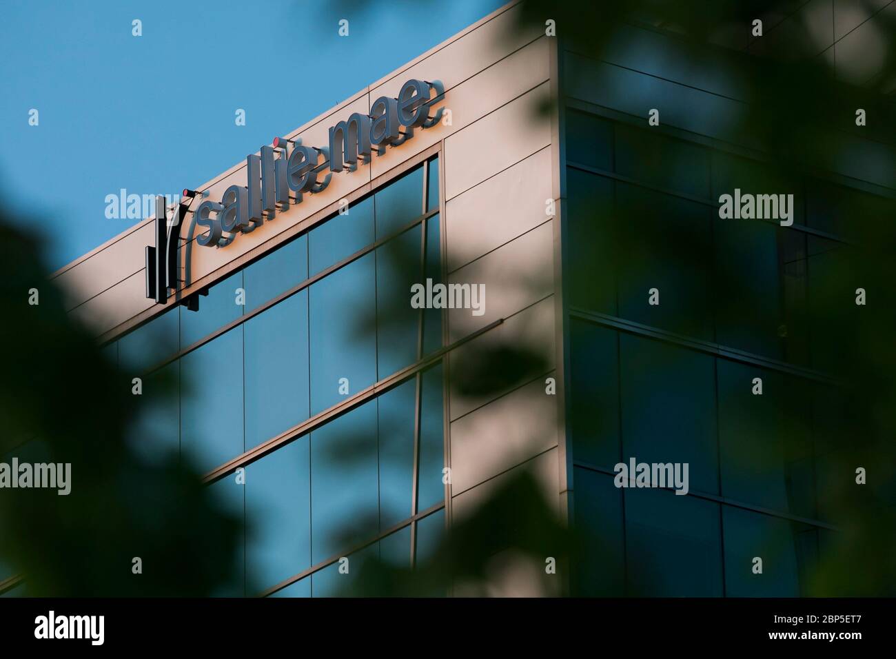 Un logo all'esterno di una struttura occupata da Sallie Mae a Sterling, Virginia, il 13 maggio 2020. Foto Stock