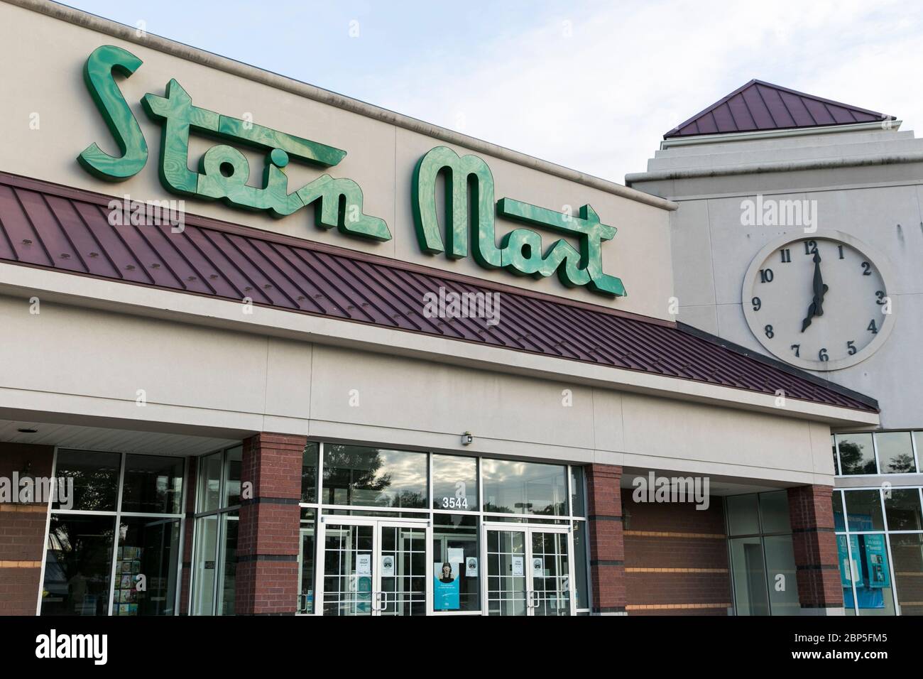 Un cartello con il logo all'esterno di un punto vendita Stein Mart a Richmond, Virginia, il 13 maggio 2020. Foto Stock