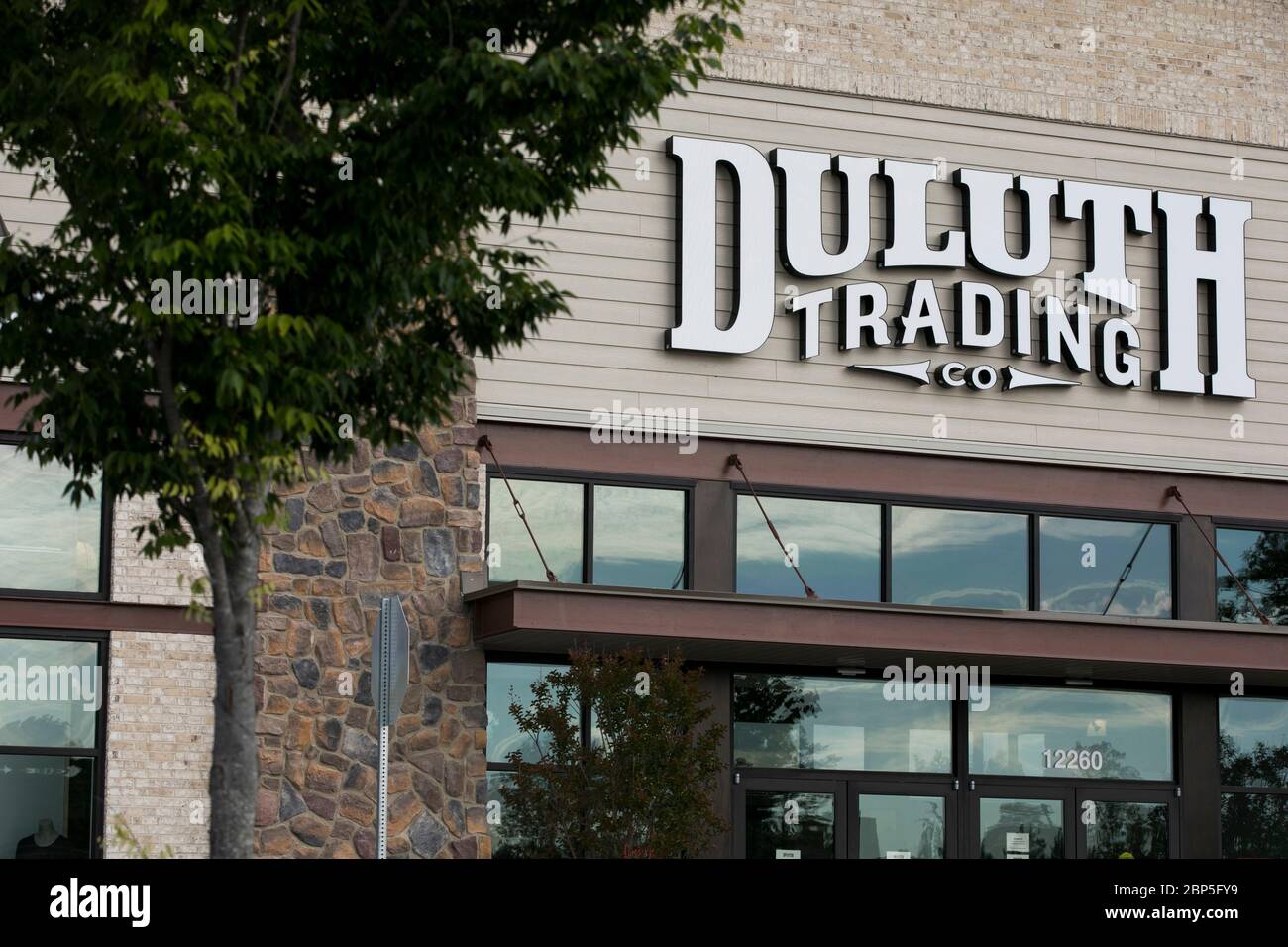 Un logo all'esterno di un punto vendita Duluth Trading Company a Henrico, Virginia, il 13 maggio 2020. Foto Stock