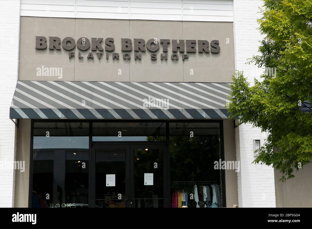 Un cartello con il logo all'esterno di un negozio Brooks Brothers Flatiron Shop a Charlottesville, Virginia, il 13 maggio 2020. Foto Stock