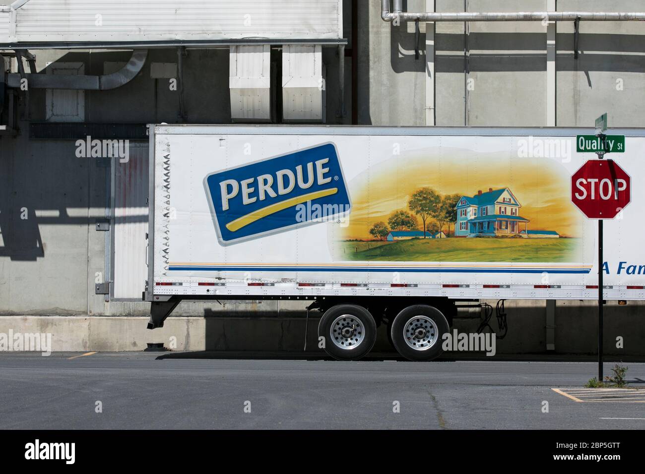 Un logo all'esterno di uno stabilimento di lavorazione del pollame Perdue Farms a Bridgewater, Virginia, il 13 maggio 2020. Foto Stock