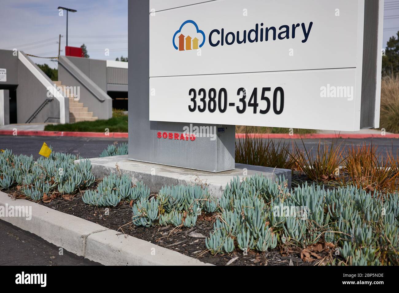 Il cartello d'ingresso al quartier generale Cloudinary. Cloudinary è un'azienda tecnologica SaaS che fornisce servizi di gestione di immagini e video basati su cloud. Foto Stock