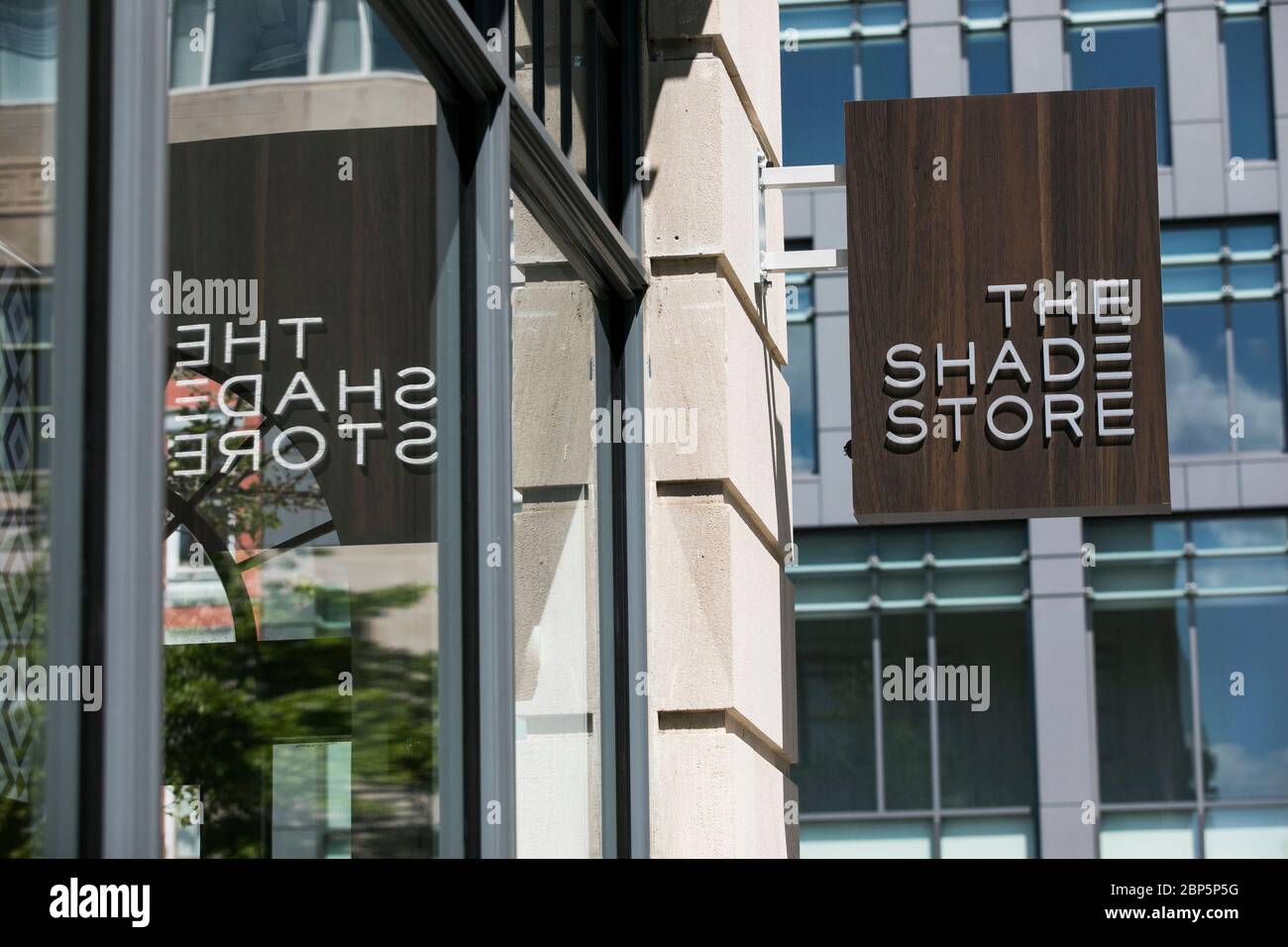 Un cartello con il logo all'esterno di un punto vendita al dettaglio The Shade Store a Washington, D.C., il 12 maggio 2020. Foto Stock