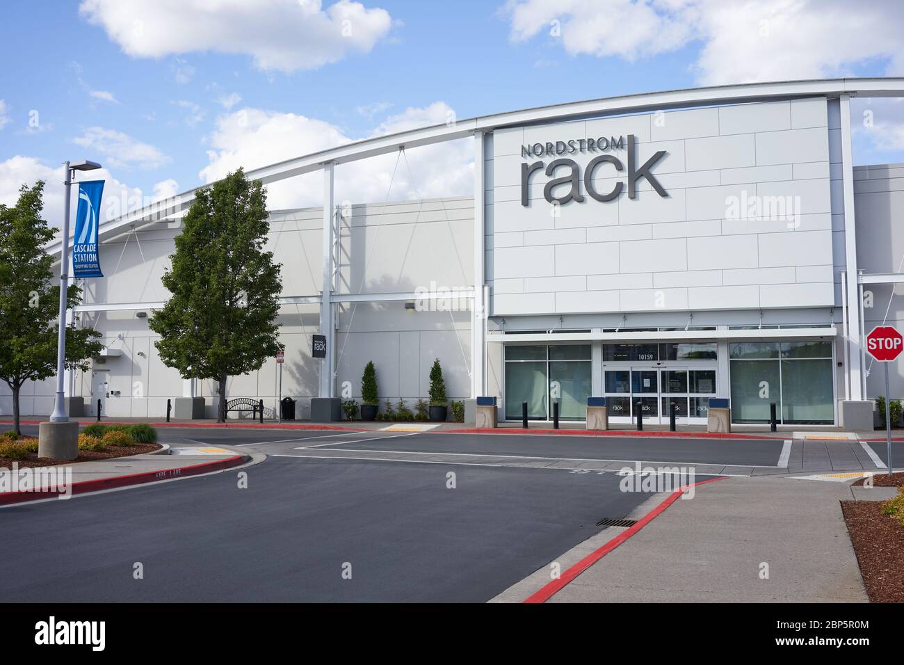 Portland, OR, USA - 6 maggio 2020: Chiuso il negozio Nordstrom rack a Portland, Oregon, durante la pandemia del coronavirus. Foto Stock