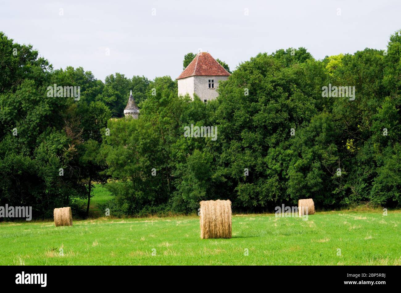 Casa francese e balle rotonde di fieno nella regione Indre della Francia Foto Stock