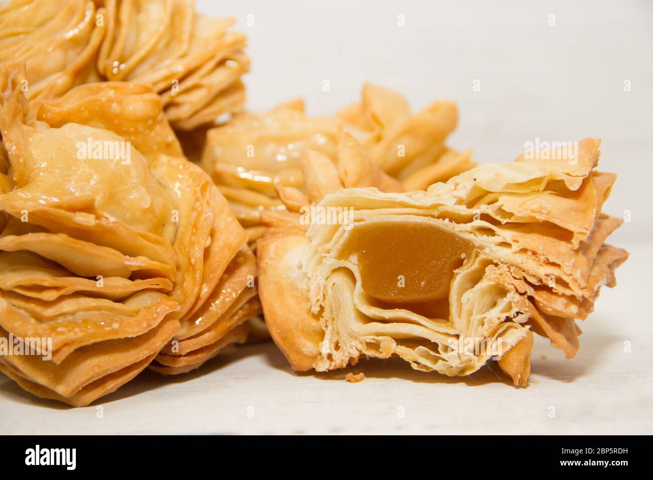 Pasta fritta con mela cotogna e batata tipica del sud america gastronomia Foto Stock