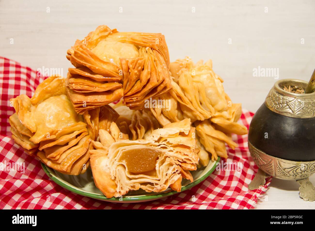 Pasta fritta con mela cotogna e batata tipica del sud america gastronomia Foto Stock